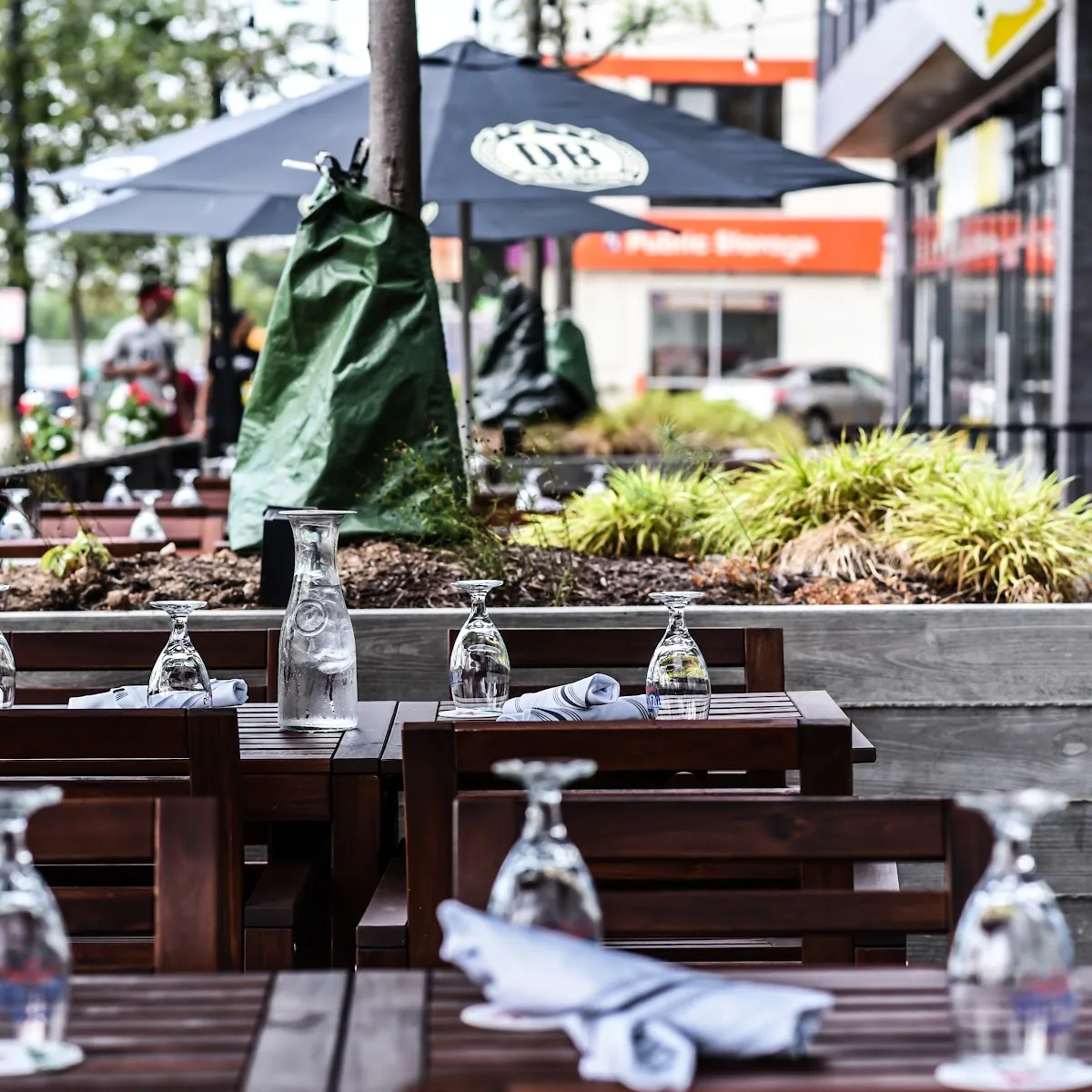 Walter’s Sports Bar — 10 N St SE