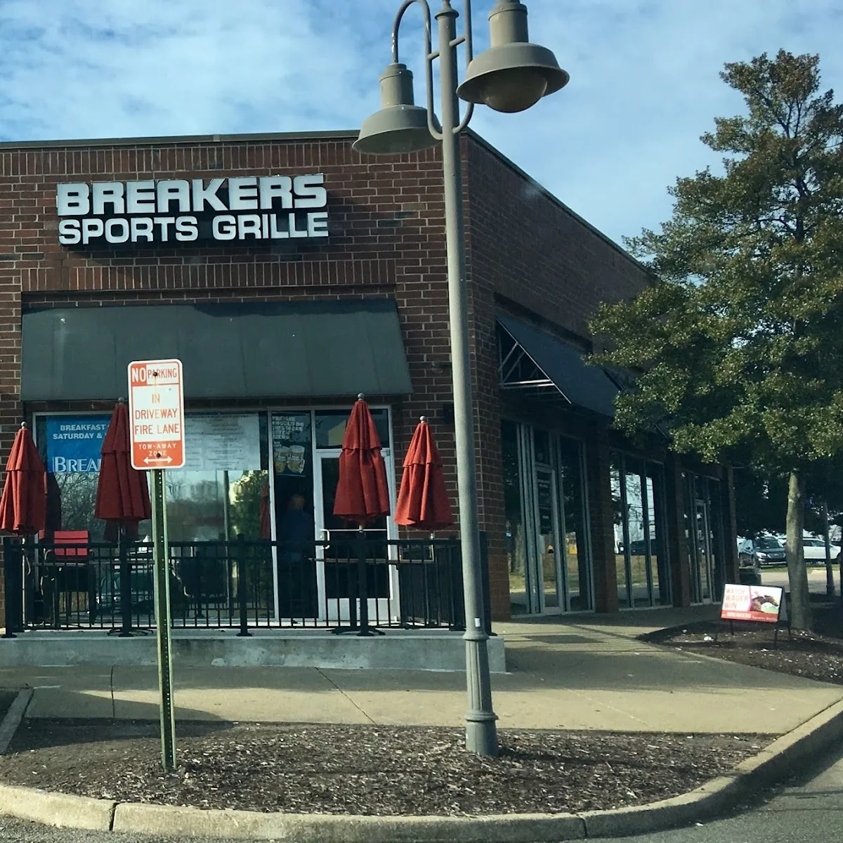 Breakers Sports Grille — 9127 W Broad St.