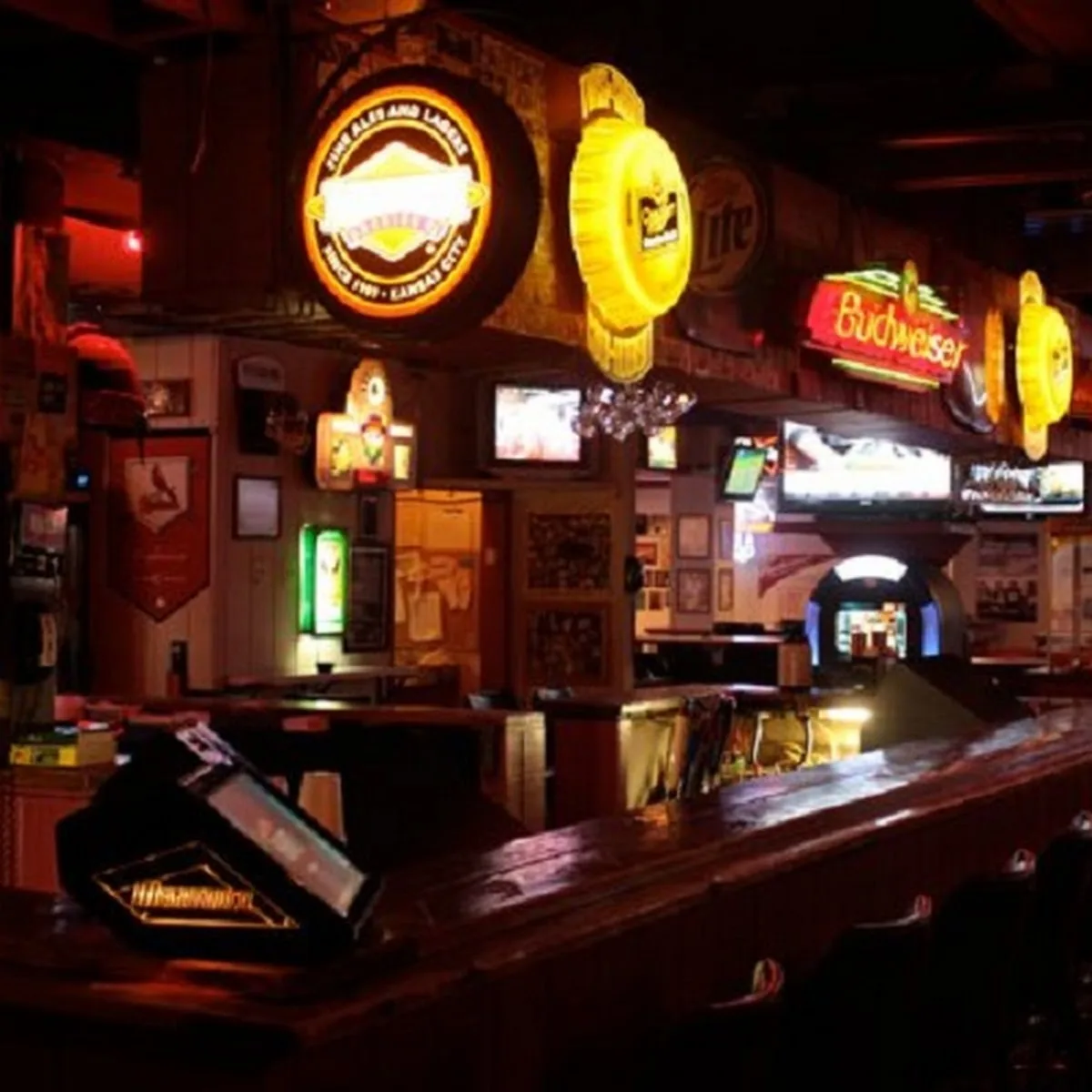 Kelly’s Sports Lounge — 825 Jackson Blvd