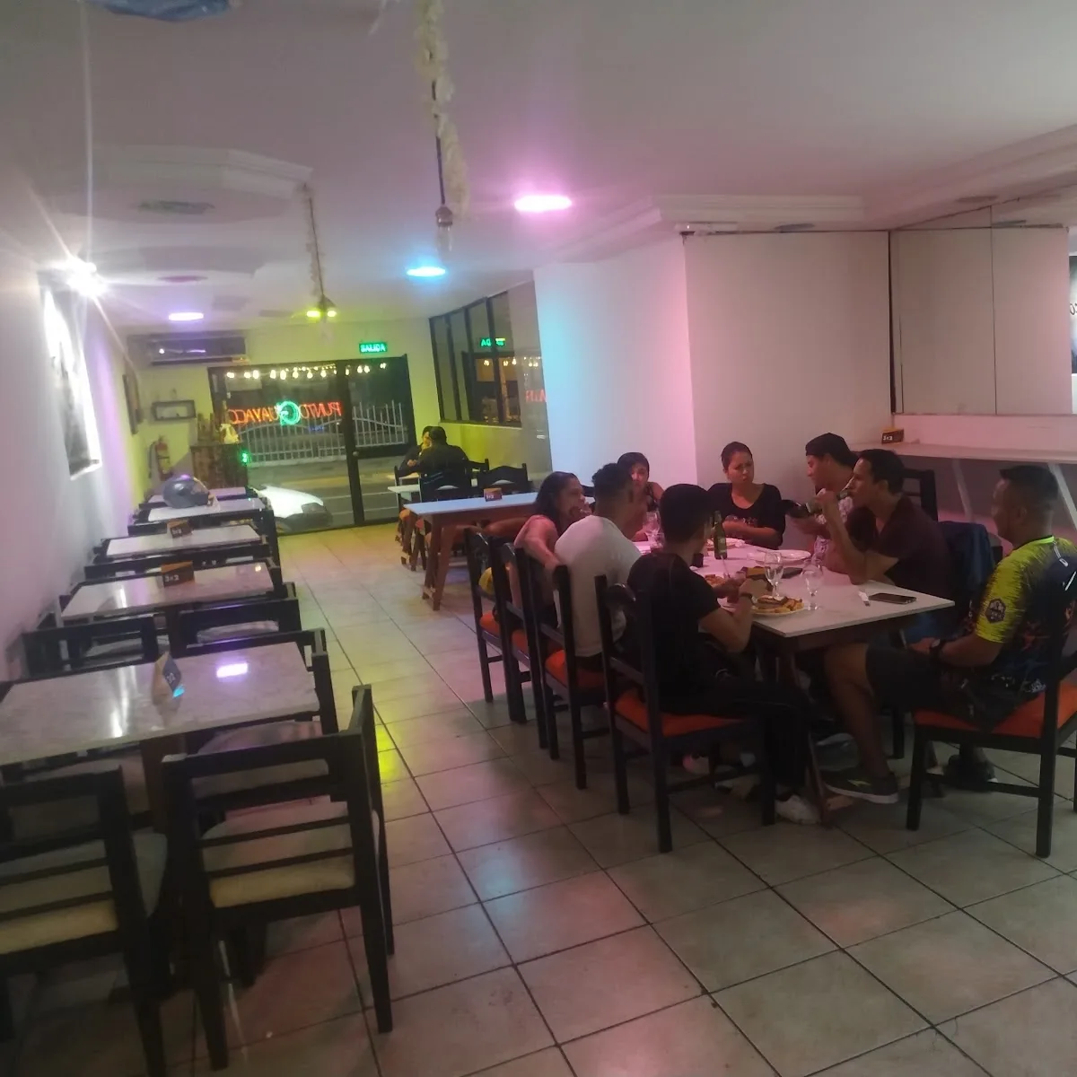 Punto Guayaco Restobar — R4V7+V6G, Av. de las Amu00e9ricas, Guayaquil 090513, Ecuador