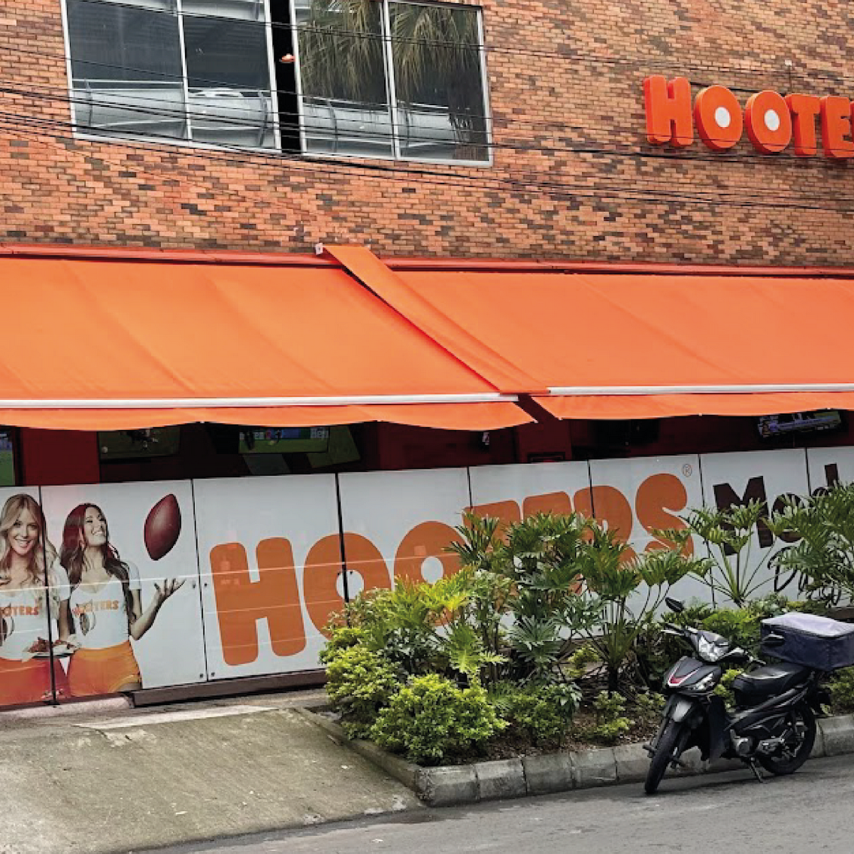 Hooters Medellín — Cra. 37a #8-44, El Poblado, Medellu00edn, El Poblado, Medellu00edn, Antioquia, Colombia