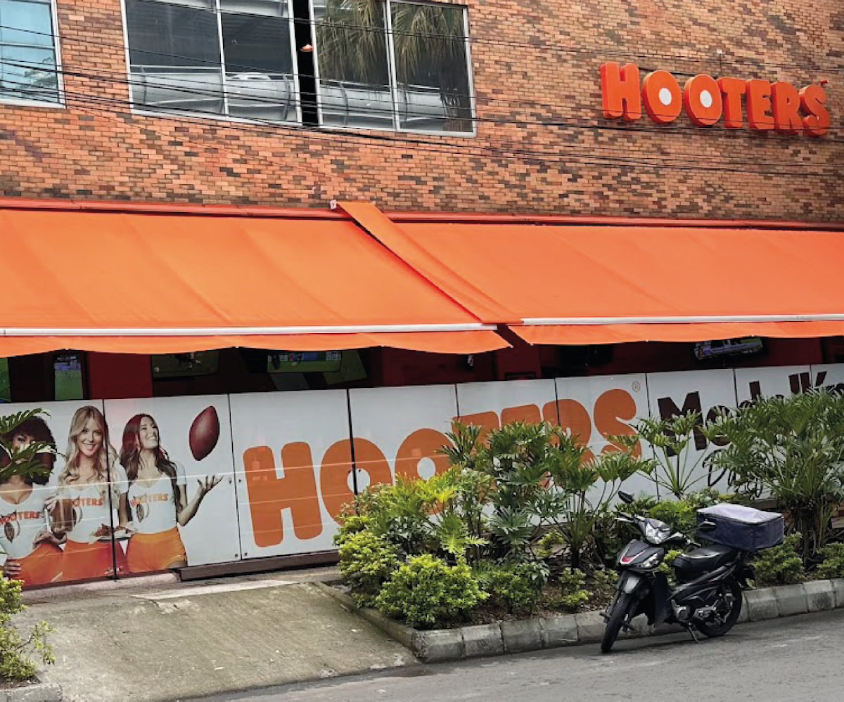 Hooters Medellín gallery 2